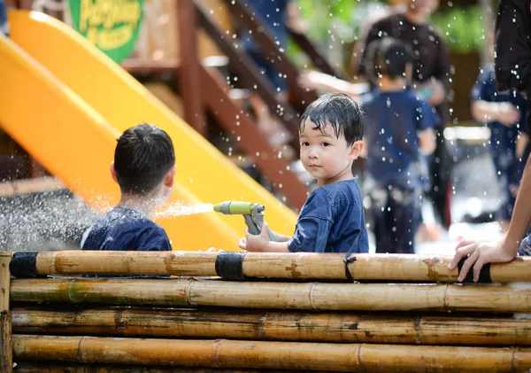 Barn Leker Vatten Stänk Utomhus Med Roligt Och Blött — Stockfoto