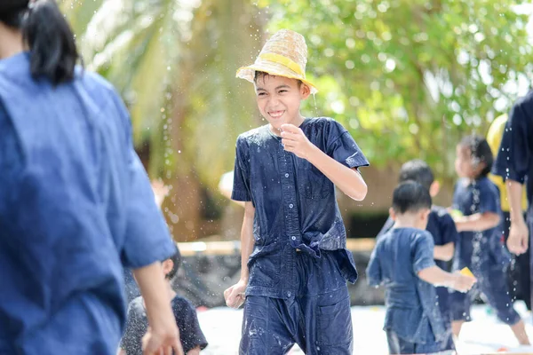 Kinder Spielen Wasserplantschen Freien Mit Spaß Und Nass — Stockfoto