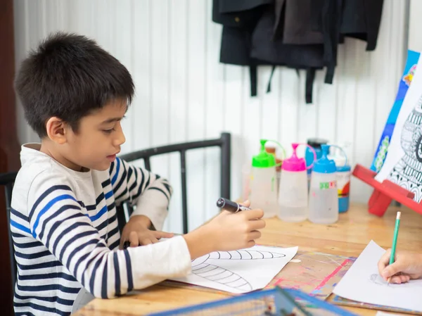 Παιδί Μαθαίνει Ζωγραφική Τέχνη Και Χειροτεχνία Στην Αίθουσα Τέχνης — Φωτογραφία Αρχείου