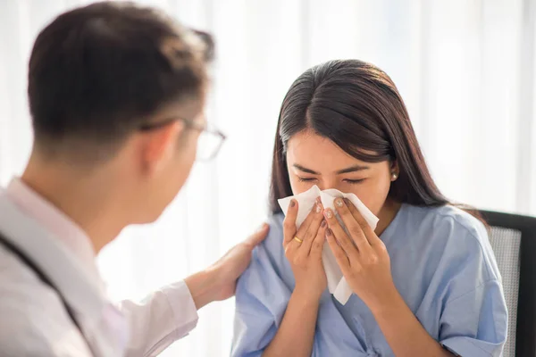 Asiatique Médecin Patient Parler Vérifier Les Soins Santé Medicall Maladie — Photo