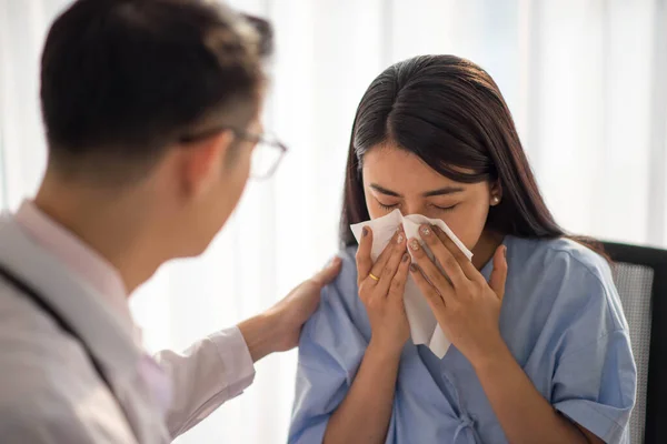 Asiatique Médecin Patient Parler Vérifier Les Soins Santé Medicall Maladie — Photo