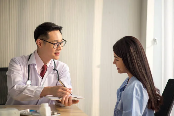 Asijské Lékař Pacient Mluvení Kontrola Zdravotní Péče Medikamenty Nemoc Nemocnici — Stock fotografie