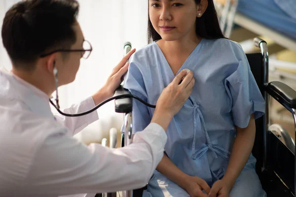 Asiatischer Arzt Und Patient Sprechen Und Überprüfen Krankenhaus Die Krankheit — Stockfoto