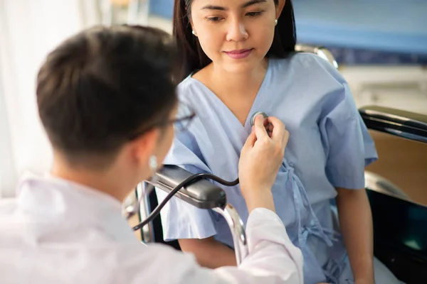Asiatischer Arzt Und Patient Sprechen Und Überprüfen Krankenhaus Die Krankheit — Stockfoto