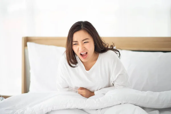 Asain Adolescente Donna Appena Svegliata Mattino Mal Stomaco — Foto Stock