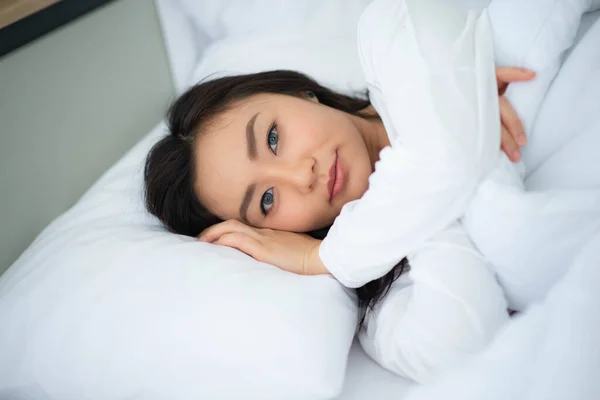 Asain Tiener Vrouw Gewoon Wakker Ochtend Slaapkamer — Stockfoto