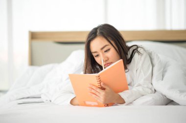 Asyalı kadın evdeki defter işlerini kullanıyor 