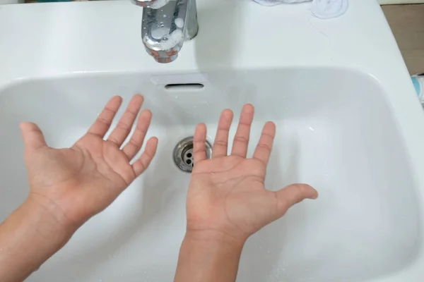 手を洗うのを待っている男の子 — ストック写真