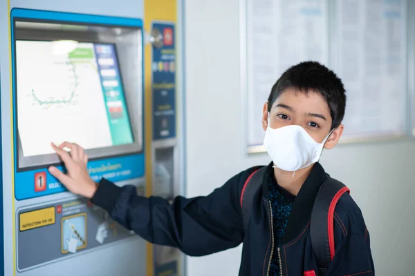 Niño Comprando Billete Eléctrico Caminando Estación Tren Del Cielo Público — Foto de Stock