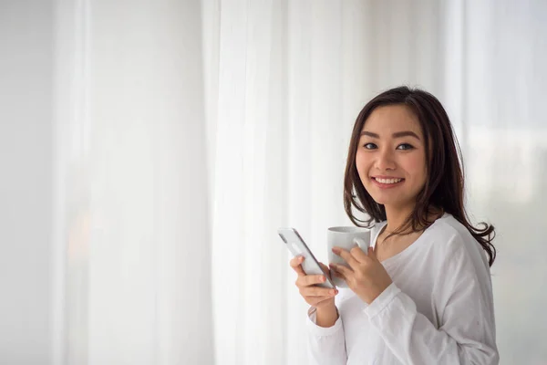 Asiatin Arbeitet Von Hause Aus Kaffee Trinken Der Morgendlichen Ruhezeit — Stockfoto