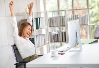 Asyalı iş arkadaşları toplantı odasında konuşuyor. 