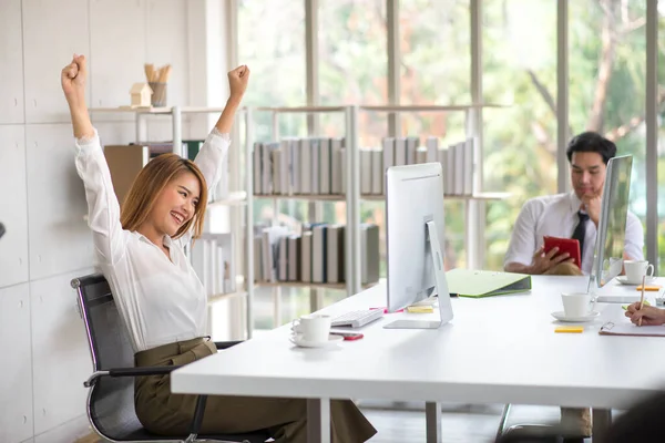 Asiática Negocios Compañeros Trabajo Personas Hablando Sala Reuniones —  Fotos de Stock