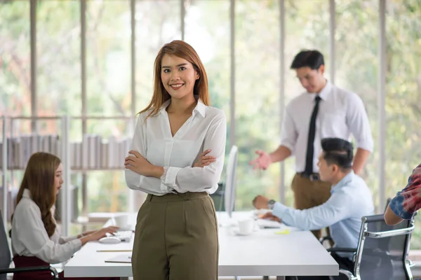 Asiático Negócio Colegas Trabalho Pessoas Falando Sala Reuniões — Fotografia de Stock