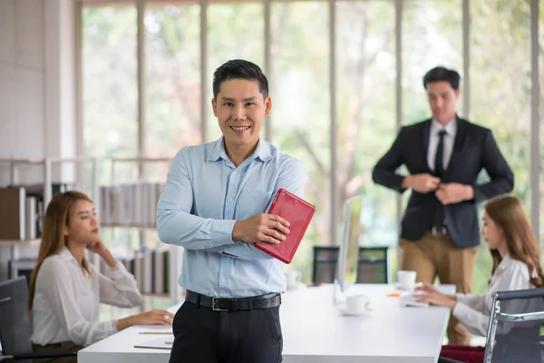 Asiatique Entreprise Collègue Personnes Parlant Dans Salle Réunion — Photo