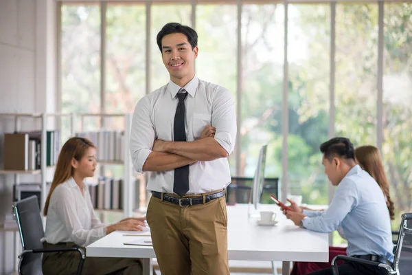 Asiática Negocios Compañeros Trabajo Personas Hablando Sala Reuniones —  Fotos de Stock