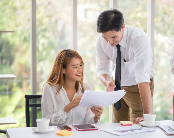 Asiatische Geschäftspartner Reden Besprechungsraum — Stockfoto