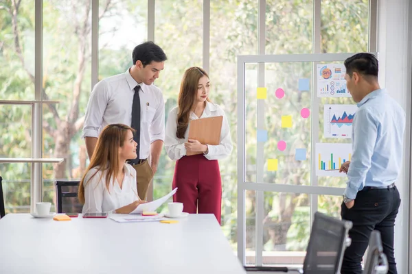 Asiática Negocios Compañeros Trabajo Personas Hablando Sala Reuniones —  Fotos de Stock