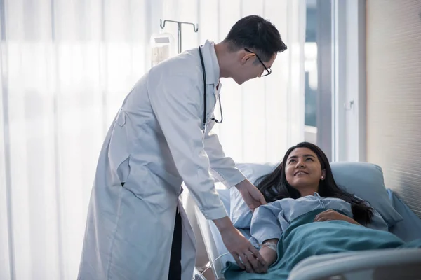 Arzt Und Patient Diskutieren Etwas Während Sie Krankenhausbett Ihren Gesundheitszustand — Stockfoto