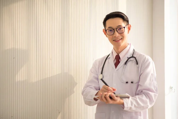 亚洲年轻男医生站立的画像 — 图库照片