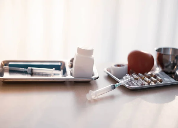 Gyógyszer Készlet Gyógyszeres Üveg Tabletta Elsősegély Készlet Betegségkezelés Tablettával Asztalon — Stock Fotó