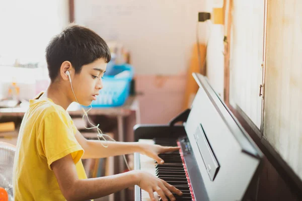 Pequeño Niño Aprendiendo Practicar Piano Online Tableta Digital — Foto de Stock