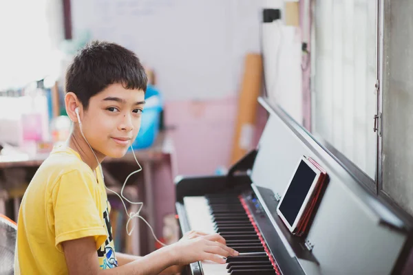 Liten Pojke Lära Öva Piano Online Digital Tablett — Stockfoto