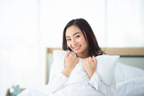 Asiatin Umarmt Das Kissen Bett Lächelt Und Ist Glücklich — Stockfoto
