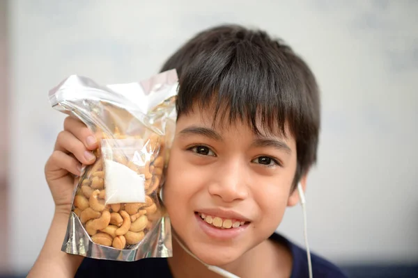 Piccoli Ragazzi Mangiare Anacardi Tempo Spuntino Sano — Foto Stock