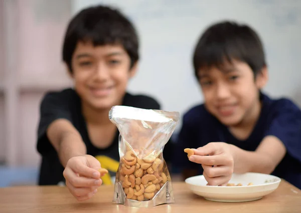 Маленькие Мальчики Едят Орехи Кешью Время Здоровой Закуски — стоковое фото
