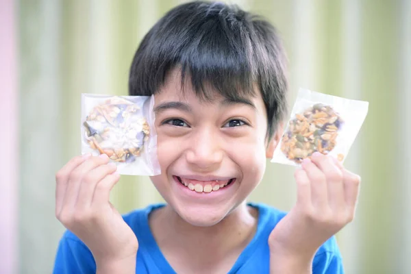 小さな男の子食べるカシューナッツ健康スナック時間 — ストック写真