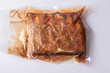 Tabağında barbekü sosu olan domuz pirzolası ızgara. 