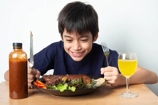 Kleine Jongen Eet Rib Varkensvlees Grill Met Gelukkig Gezicht — Stockfoto