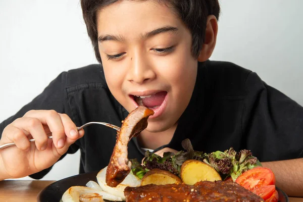Kleine Jongen Eet Rib Varkensvlees Grill Met Gelukkig Gezicht — Stockfoto