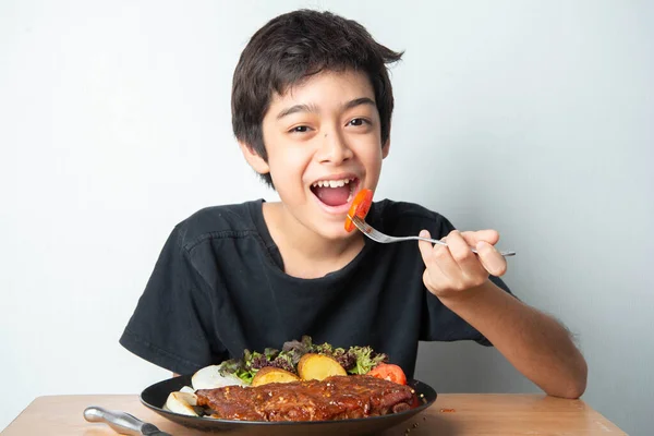 Mały Chłopiec Nastolatek Pomidory Sałatką Posiłek — Zdjęcie stockowe