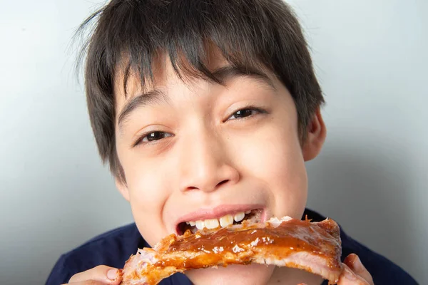 Piccolo Ragazzo Mangiare Costola Maiale Griglia Con Viso Felice — Foto Stock