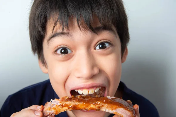 Liten Pojke Äter Revben Fläsk Grill Med Glad Ansikte — Stockfoto