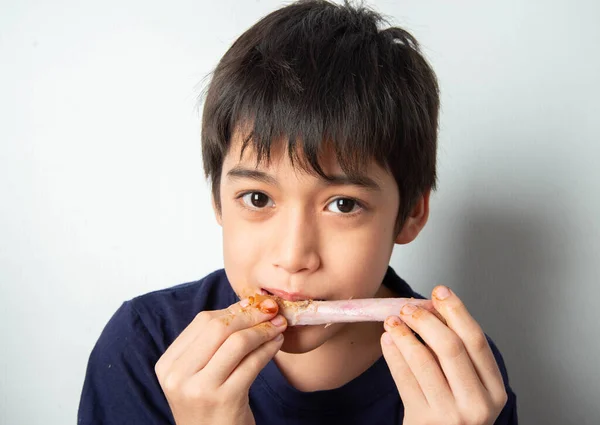 Mały Chłopiec Jedzący Żeberka Wieprzowe Grill Szczęśliwą Twarzą — Zdjęcie stockowe