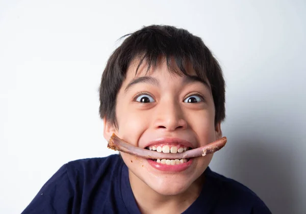 Liten Pojke Äter Revben Fläsk Grill Med Glad Ansikte — Stockfoto
