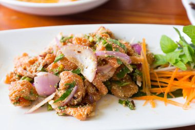 Baharatlı salata somon ve beyaz yemek üzerinde sebze