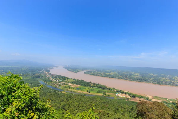 Mekong Nehri sabah sis ile baktı şeffaf gökyüzü yürüyüş mesafesinde bir — Stok fotoğraf