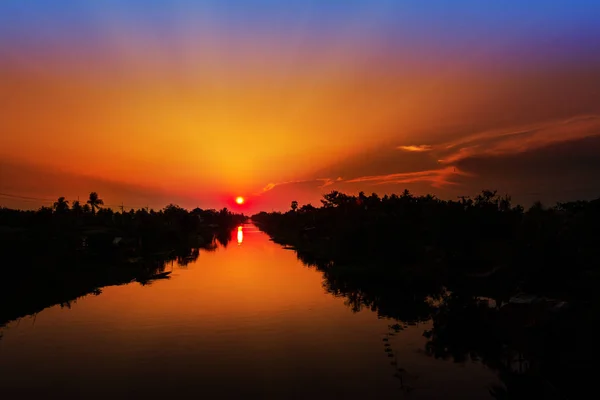 Río con puesta de sol en las zonas rurales de Tailandia — Foto de Stock