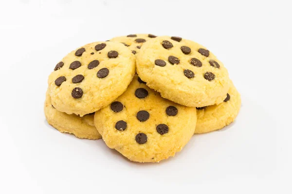 Печиво з шоколадними чіпсами на білому фоні — стокове фото