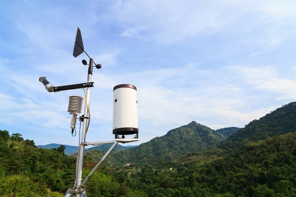 Estación meteorológica sobre la presa con fondo montañoso — Foto de Stock