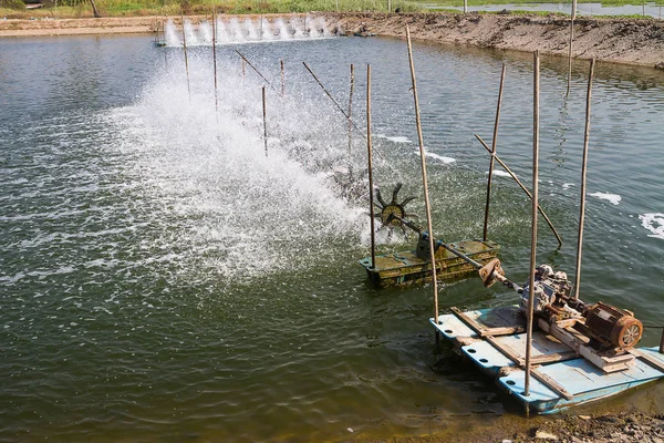 Aireador de superficie para el tratamiento de aguas en la granja de camarones — Foto de Stock