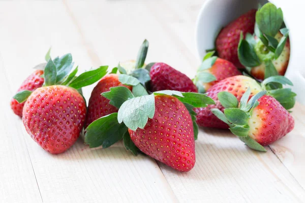 Fragole rosse mature sul tavolo di legno — Foto Stock