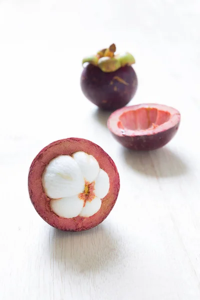 Frutos de mangostão no chão de madeira — Fotografia de Stock