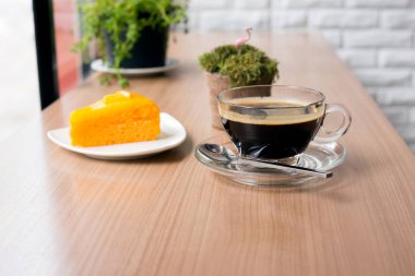 Ev bitkisi ile siyah kahve ve turuncu kek