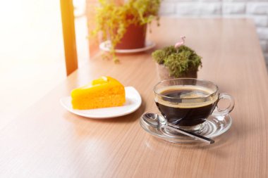 Ev bitkisi ile siyah kahve ve turuncu kek