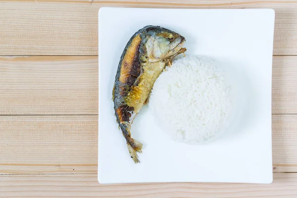 Pescado de caballa corto frito en suelo de madera —  Fotos de Stock