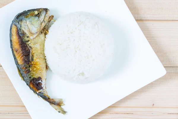 Pescado de caballa corto frito en suelo de madera —  Fotos de Stock